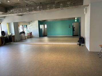 駅チカ！音響環境よし！カラフルでおしゃれな壁と広いスペースで大人数のリハーサルも可！ - STUDIO MERRY CRAFT