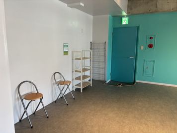 椅子は全部で４脚 - STUDIO MERRY CRAFT ダンス・フィットネス・リハーサルレンタルスタジオの設備の写真