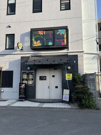 入り口は１階FLATと共同 - STUDIO MERRY CRAFT ダンス・フィットネス・リハーサルレンタルスタジオの入口の写真