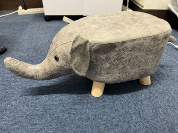 荷物置きやオッドマンとしてお使いください。 - シェーン(旧マイサワーン) ヘッドスパスクールの室内の写真