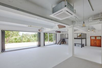 Studio White グリーンバックのスクリーンがあり、クロマキー撮影も可能。 - color balanceの室内の写真