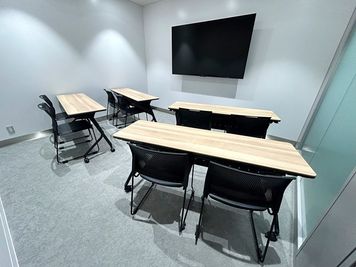 スクール形式などロの字形式以外のレイアウトをご希望の場合はその他レイアウト変更費用が発生致します。 - 名古屋会議室 広小路本町ビルディング ホール&カンファレンス ROOM B（ｾﾙﾌ設営＆当日予約OK）（B1階）の室内の写真