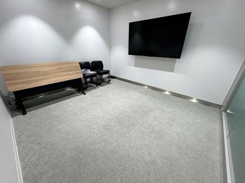 ROOM Bの基本レイアウトは机や椅子を端に寄せた形を基本としたセルフ設営となり、当日の現状渡しでのご提供になります。 - 名古屋会議室 広小路本町ビルディング ホール&カンファレンス ROOM B（ｾﾙﾌ設営＆当日予約OK）（B1階）の室内の写真
