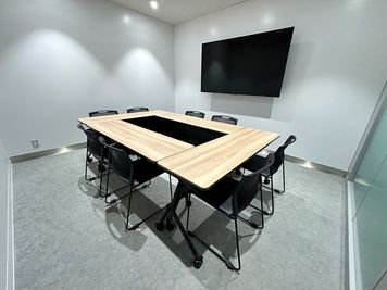 ロの字形式のレイアウトをご希望の場合はロの字レイアウト変更費用が発生致します。 - 名古屋会議室 広小路本町ビルディング ホール&カンファレンス ROOM B（ｾﾙﾌ設営＆当日予約OK）（B1階）の室内の写真