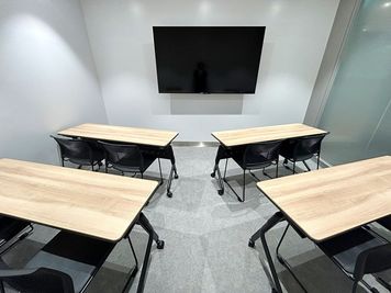 スクール形式などロの字形式以外のレイアウトをご希望の場合はその他レイアウト変更費用が発生致します。 - 名古屋会議室 広小路本町ビルディング ホール&カンファレンス ROOM B（ｾﾙﾌ設営＆当日予約OK）（B1階）の室内の写真