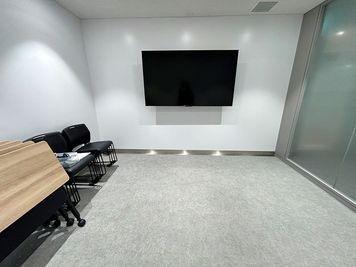 ROOM Bの基本レイアウトは机や椅子を端に寄せた形を基本としたセルフ設営となり、当日の現状渡しでのご提供になります。 - 名古屋会議室 広小路本町ビルディング ホール&カンファレンス ROOM B（ｾﾙﾌ設営＆当日予約OK）（B1階）の室内の写真