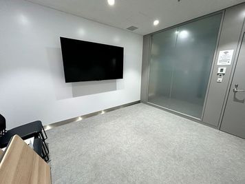 ROOM Bの基本レイアウトは机や椅子を端に寄せた形を基本としたセルフ設営となり、当日の現状渡しでのご提供になります。 - 名古屋会議室 広小路本町ビルディング ホール&カンファレンス ROOM B（ｾﾙﾌ設営＆当日予約OK）（B1階）の室内の写真