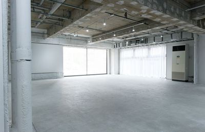 天井のスポットライトは、任意の場所に付け替えられます。 - misc. 撮影スタジオmisc.の室内の写真