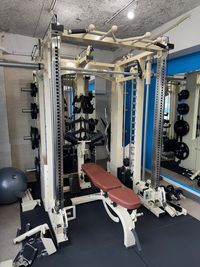 ・REVOLUONEオールインワンスミスマシン3.0 MPモデル
・アジャスタブルインクライン＆デクラインベンチ - ASTINA BODY MAKE 【代々木駅徒歩1分】好立地・最安値のレンタルジムの設備の写真