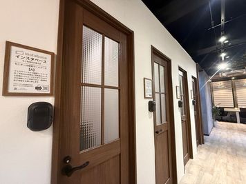 設備充実のコワーキングスペース - SPACE XENO　スペースゼノ 【防音仕様】モニター付個室ワークブース【C】の室内の写真