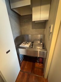 キッチンもあります（冷蔵庫、電子レンジも設置済） - WEST 16  新宿駅徒歩圏内！自宅風レンタルルーム 302の室内の写真