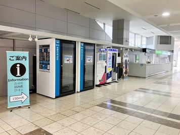 【テレキューブ】仙台空港 1階　国際線到着ロビー側。視線と音を遮る、プライベートな集中環境。(164-1) - テレキューブ　仙台空港 1階　国際線到着ロビー側