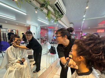 大きな鏡でヘアメイク♪ - レンタルサロン「hanaCoco」 多目的レンタルスペースの室内の写真