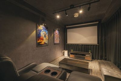 ドリンクホルダー付きの専用席で、映画館さながらの時間を。お気に入りのドリンクと共に、贅沢な上映体験をどうぞ。 - 625_CINEMA川崎の室内の写真