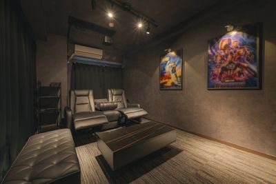 最大6名までゆったりとくつろげる広々空間。リクライニングチェアを中心に、長時間の映画鑑賞も快適に楽しめます。 - 625_CINEMA川崎の室内の写真