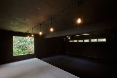 Studio Black 床、壁、天井を黒漆黒で仕上げたスタジオ - color balanceの室内の写真