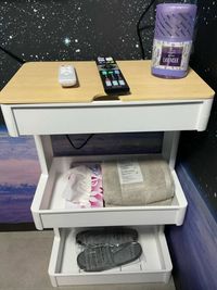 照明を調整できるリモコン、スリッパ、バスタオル、ティッシュペーパー - Asian Cabin Club 複合ネットカフェ施設 Asian Cabin Club複合ネットカフェ鍵付き個室1の設備の写真