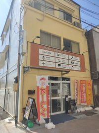 当施設すぐ横は駐車場 - Asian Cabin Club 複合ネットカフェ施設 ネットカフェ複合施設 鍵付き完全個室4 カラオケ設備ありの外観の写真