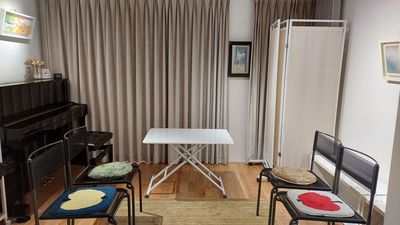 昇降式テーブルあります。壁側の白い飾り棚もテーブルとして使用可能。スタッキングチェアーや折り畳み椅子も20脚ご用意可能 - アートスポット櫻奏 一軒家貸切の設備の写真