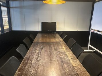 オシャレな内装が好評です。 - BasisPoint 新橋銀座口店 【10名会議室RoomB】新橋銀座口エリアの室内の写真