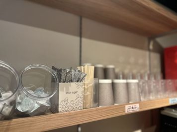 ステックシュガーなどお好みに合わせてご利用いただけます。 - BasisPoint 新橋銀座口店 【10名会議室RoomB】新橋銀座口エリアの設備の写真