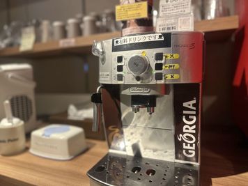 抽出出来立てコーヒー有料マシンもあります。 - BasisPoint 新橋銀座口店 【10名会議室RoomB】新橋銀座口エリアの設備の写真
