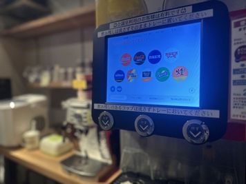 ドリンクバーの種類豊富です。※会議室利用のお客様は別途で料金発生します。ご希望の場合は当日店頭にてお申し付けください。 - BasisPoint 新橋銀座口店 【10名会議室RoomB】新橋銀座口エリアの設備の写真