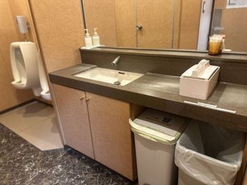 会議室と同じフロアに男子トイレがございます。 - BasisPoint 新橋銀座口店 【10名会議室RoomB】新橋銀座口エリアの設備の写真