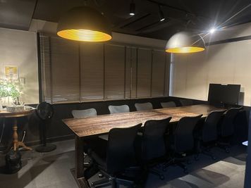 ブラインドを下げて外から目隠しすることも可能です。 - BasisPoint 新橋銀座口店 【10名会議室RoomB】新橋銀座口エリアの室内の写真