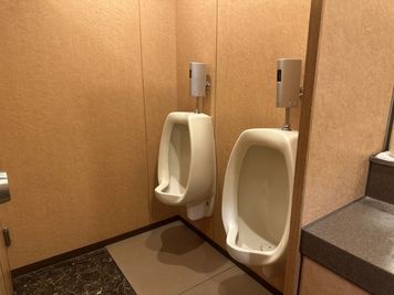 小便器があります。 - BasisPoint 新橋銀座口店 【10名会議室RoomB】新橋銀座口エリアの設備の写真