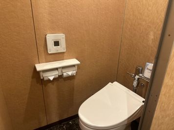 男子トイレにも洋式トイレがあります。 - BasisPoint 新橋銀座口店 【10名会議室RoomB】新橋銀座口エリアの設備の写真