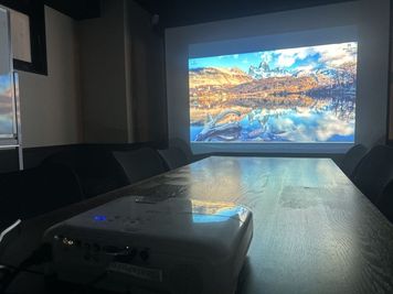 プロジェクター使用時の様子です。 - BasisPoint 新橋銀座口店 【10名会議室RoomB】新橋銀座口エリアの設備の写真