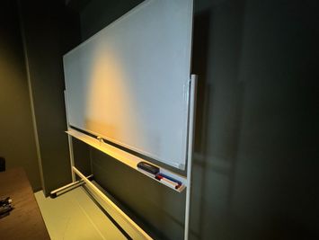 ホワイトボードがあります。 - BasisPoint 八王子店 【8名会議室RoomB】八王子エリアの設備の写真