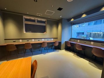 会議室外にはコワーキングスペースエリアがあります。※別途料金が発生します。 - BasisPoint 八王子店 【8名会議室RoomB】八王子エリアのその他の写真