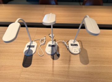 貸出用デスクライトがあります。 - BasisPoint 八王子店 【8名会議室RoomB】八王子エリアの設備の写真