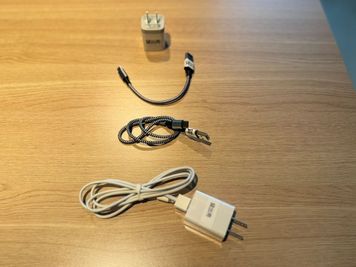 充電器類の貸出備品があります。 - BasisPoint 八王子店 【8名会議室RoomB】八王子エリアの設備の写真