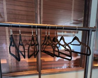 ハンガー掛けがあります。 - BasisPoint 八王子店 【8名会議室RoomB】八王子エリアの設備の写真