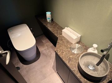 会議室と同じフロアに男子トイレがございます。 - BasisPoint 八王子店 【8名会議室RoomB】八王子エリアの設備の写真