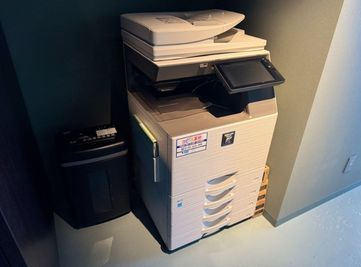 店内に有料複合機があります。 - BasisPoint 八王子店 【8名会議室RoomB】八王子エリアの設備の写真