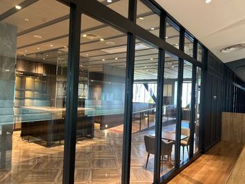 会議室外にはコワーキングスペースエリアがあります。※別途料金が発生します。 - BasisPoint 名古屋店 【6名会議室RoomA】名古屋エリアの外観の写真
