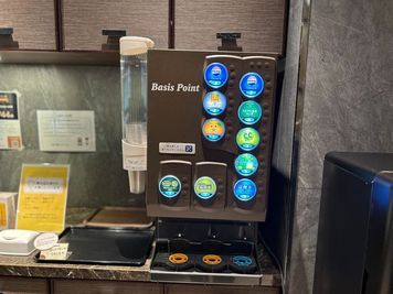ドリンクバーも豊富になっております。※会議室利用のお客様は別途で料金発生します。 - BasisPoint 名古屋店 【6名会議室RoomA】名古屋エリアの設備の写真