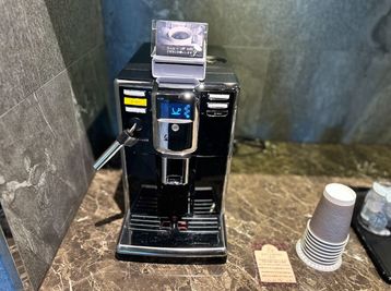 抽出出来立てコーヒー有料マシンもあります。 - BasisPoint 名古屋店 【6名会議室RoomA】名古屋エリアの設備の写真