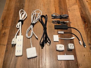充電器類の貸出品もあります。 - BasisPoint 名古屋店 【6名会議室RoomA】名古屋エリアの設備の写真