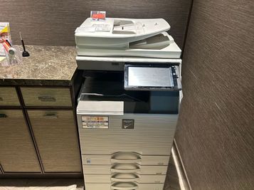 店内に有料複合機があります。 - BasisPoint 名古屋店 【6名会議室RoomA】名古屋エリアの設備の写真