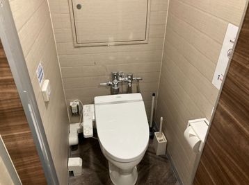 男子トイレにも洋式トイレがございます。 - BasisPoint 池袋店 【10名会議室RoomA】池袋エリアの設備の写真