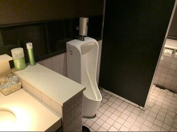 小便器があります。 - BasisPoint 神保町店  【1～10名会議室RoomA】神保町エリアの設備の写真