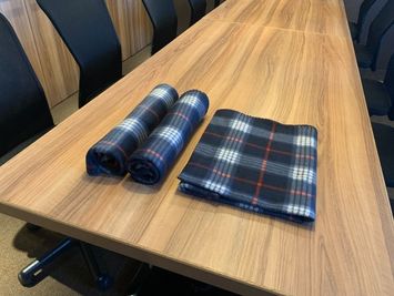 寒いときにはピッタリな貸出用ブランケットがあります。 - BasisPoint 神保町店  【8名会議室RoomB】神保町エリアの設備の写真