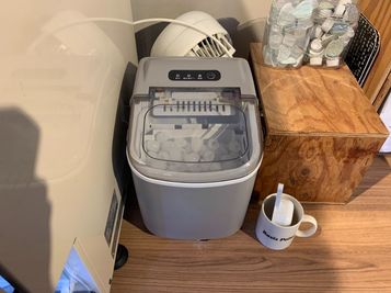 製氷機があります。 - BasisPoint 神保町店  【8名会議室RoomB】神保町エリアの設備の写真