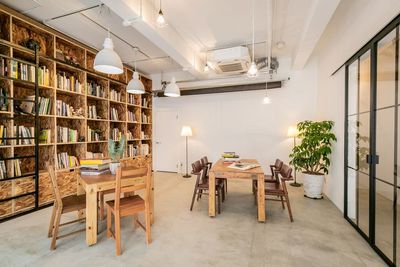 洋書が並ぶライブラリースペース
 - WHITE BALANCEの室内の写真