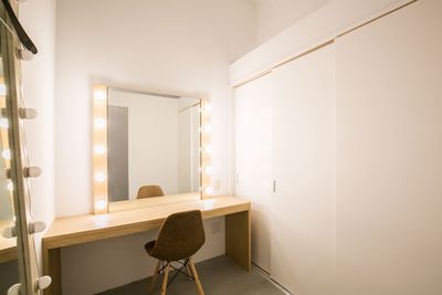 メイクルーム
 - WHITE BALANCEの室内の写真